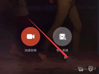 大学女大学生想去图书馆学习，但怕和舍友不合群怎么办?
